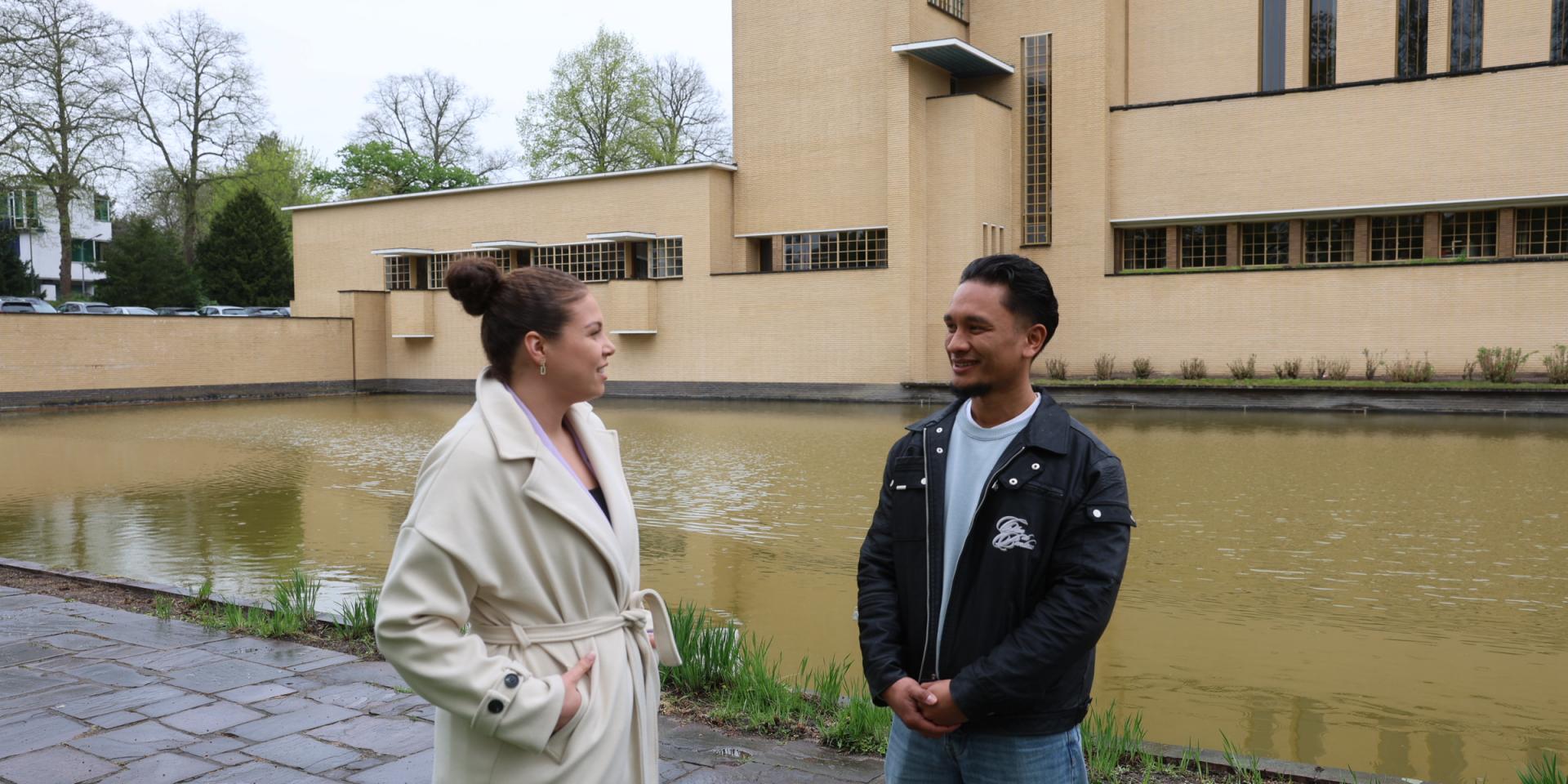 Collega's van gemeente Hilversum voor het Raadhuis