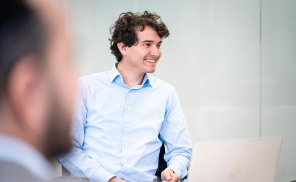 Een medewerker van Gemeente Wijdemeren