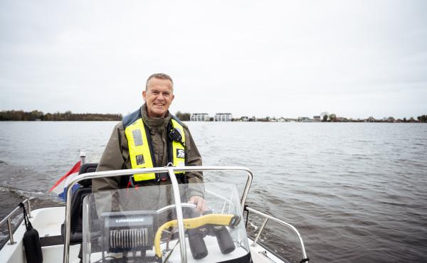 Een medewerker van Gemeente Wijdemeren