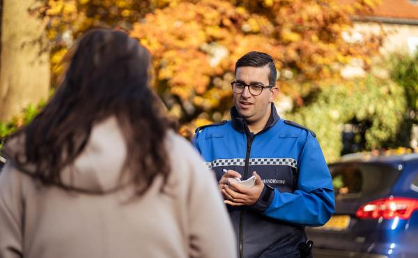 Een medewerker van Gemeente Wijdemeren