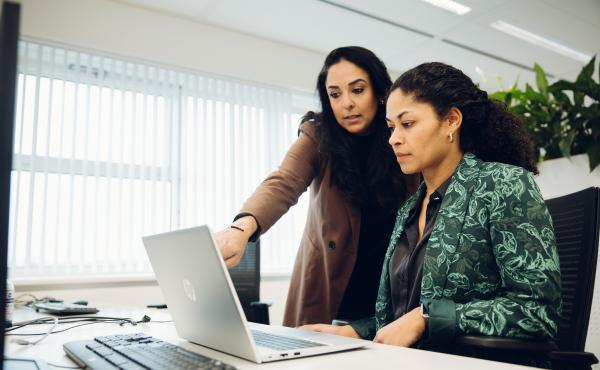 Medewerkers van gemeente Hilversum overleggen met elkaar